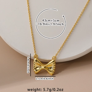 Elegante 18K vergulde strik hanger ketting met verstelbare ketting op witte displaystand