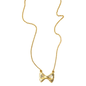 Elegante 18K vergulde strik halsketting met farfalle hanger op een witte achtergrond