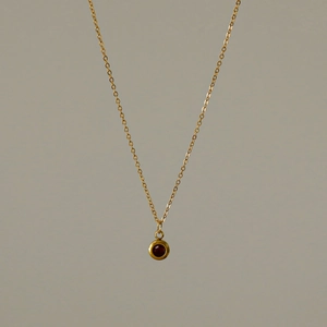 Detailansicht der 18k vergoldeten Kette mit einem vintage tiefroten Zirkonia-Anhänger