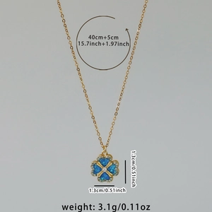Detailweergave van opalen klaverhanger ketting met 1,3 cm hanger en 45 cm kettinglengte
