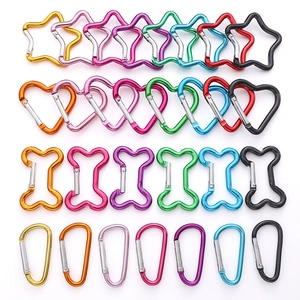 Moschettoni colorati in alluminio a forma di stella, cuore, osso e D in una griglia