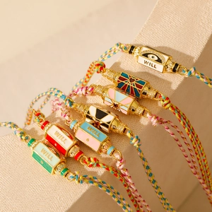 Bracelet bohème en corde tisse avec breloques en émail coloré et zircons micro-sertis