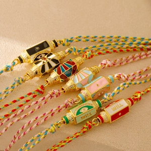 Gros plan sur des bracelets tissés bohèmes avec breloques émaillées et œil porte-bonheur