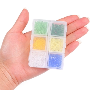 Detail einer 6-Fächer-Box mit bunten 4mm facettierten Bastelperlen für DIY-Schmuck