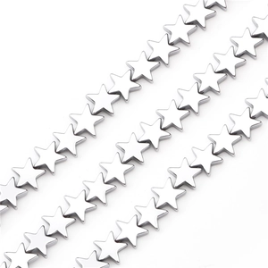 Makro-Detail von sternförmigen Silber-Metallperlen für DIY-Schmuck und Ketten