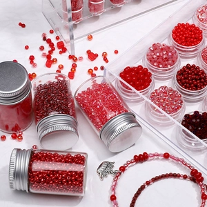 DIY Schmuckset mit roten Glasperlen in Glasflaschen und übersichtlicher Aufbewahrungsbox