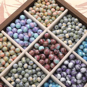 Vue macro de perles en résine style peinture à l'huile avec textures marbrées pour bijoux