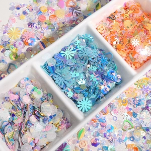 Dettaglio di paillettes colorate a forma di fiori e stelle per decorazioni fai-da-te e unghie