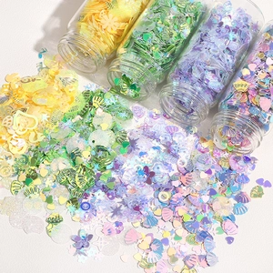Set di paillettes colorate fai-da-te con stelle e conchiglie in quattro bottiglie