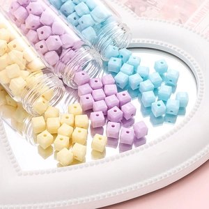 Dettagli di perle acriliche quadrate da 8mm nei colori giallo, viola e blu per fai da te