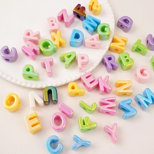 Makroaufnahme bunter Perlmutt-Acryl-Buchstabenperlen für die DIY-Schmuckherstellung