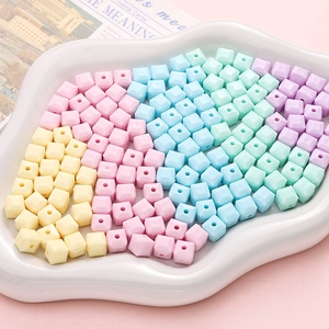 Vista dettagliata di perle acriliche a cubo sfaccettate da 8 mm in colori macaron
