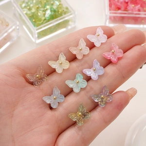 Pendentifs papillons en résine colorée avec feuilles d'or pour bijoux et accessoires