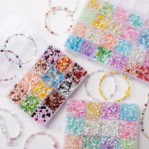 Détail du kit de perles DIY avec perles de rocaille colorées dans une boîte de rangement claire