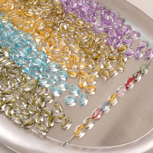 Macro-opname van kleurrijke transparante koffieboon glaskralen voor DIY sieraden maken