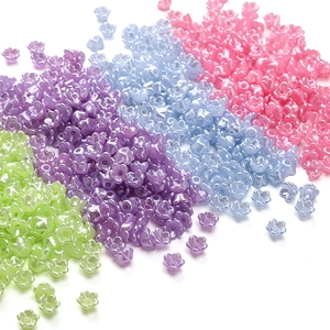 Macro-opname van kleurrijke bloemparels in macaronkleuren voor DIY-sieraden maken