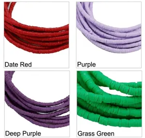 Vue macro de perles heishi plates en pâte polymère en rouge, violet, lilas et vert herbe
