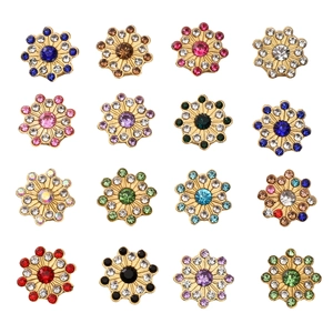 Vista macro detallada de 16 botones de flores con diamantes de colores para moda y bricolaje