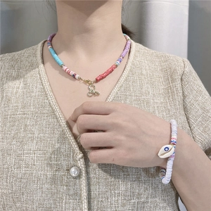 Ensemble collier et bracelet en perles Heishi colorées avec pendentif coquillage