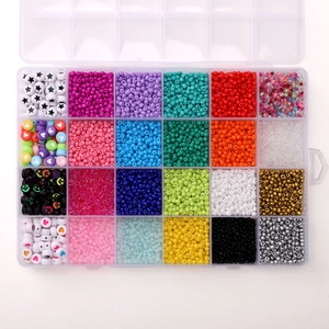 Primer plano del kit de joyería DIY de 24 rejillas con cuentas y abalorios variados