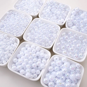 Vue rapprochée de perles acryliques blanches AB effet arc-en-ciel pour bijoux DIY