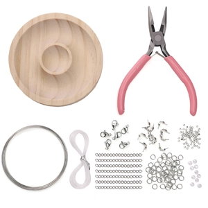 Kit completo de joyería DIY con tablero de madera, alicates rosas y accesorios plateados