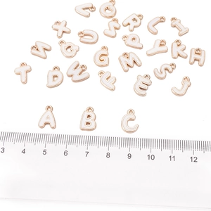 A-Z Buchstaben-Anhänger mit weißem Emaille und Goldlegierung für DIY Schmuckherstellung