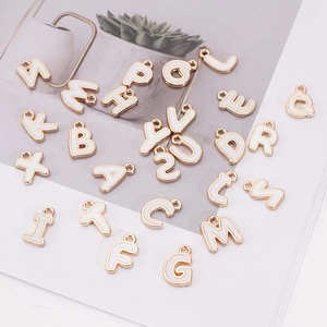 Set von A-Z weißen Emaille- und Gold-Legierung Buchstabenanhängern für DIY-Schmuck