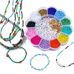 DIY Perlen-Set mit 15-Fach Blumenbox, bunten Glasperlen und Acryl-Buchstabenperlen