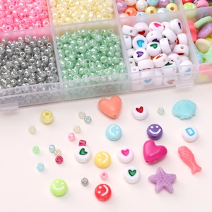 Détail de perles en acrylique colorées pour bijoux DIY en diverses formes et lettres