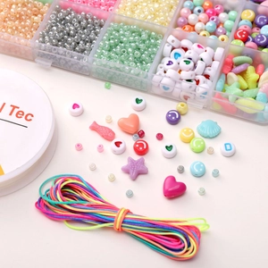 Détail du kit de bijoux DIY à 15 grilles avec perles de verre et breloques en acrylique
