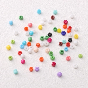Vue macro de perles de rocaille colorées de 3mm en verre pour la création de bijoux DIY