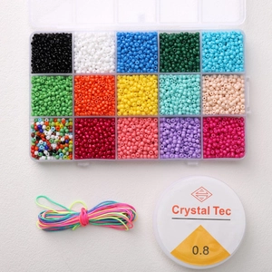 Détail du kit de perles DIY 15 compartiments avec perles colorées et fils élastiques