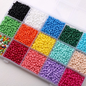 Détail d'une boîte à 15 compartiments avec perles de verre 3mm colorées pour créations DIY