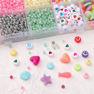 Kit de perles DIY 15 compartiments avec perles de verre et breloques coeur en acrylique