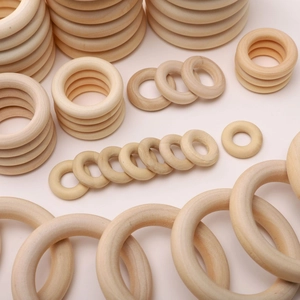 Différentes tailles d'anneaux en bois naturel poli pour le bricolage et bijoux