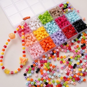 5mm farbige quadratische Acrylperlen Set mit 24-Fächer Box für DIY Schmuckherstellung