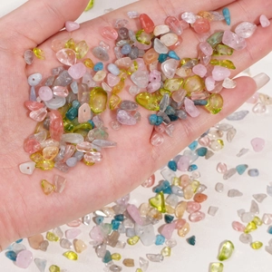 Hand hält 3-8mm unregelmäßige Natursteine für DIY Schmuckherstellung Perlen