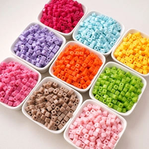 5mm bunte Acryl-Würfelperlen in neun Farben für DIY-Schmuck und Armbandherstellung