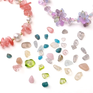 Makroaufnahme von 3-8mm unregelmäßigen Naturkristallperlen mit Blumen und Perlen