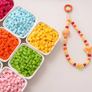 Detailansicht bunter 5mm Acryl-Würfelperlen in Schalen für DIY-Schmuck und Handwerk