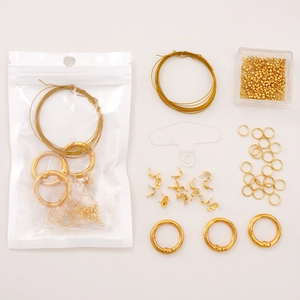 Vue détaillée d'un kit d'accessoires de bijoux dorés avec perles et fermoirs pour DIY