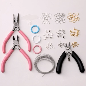 Kit de fabrication bijoux avec pinces roses, anneaux ouverts et outils de perlage