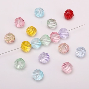 Detailaufnahme von 12mm bunten Glasperlen mit Rippentextur für DIY-Schmuckherstellung