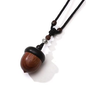 Collana artigianale con ciondolo a ghianda in legno di ebano e base in sequoia