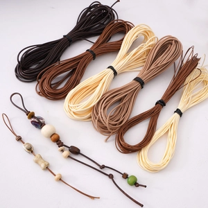 Kit de joyería DIY con cordones encerados de varios colores y ejemplos de colgantes