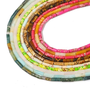 Vue macro de diverses perles cylindriques en pierre naturelle pour création de bijoux