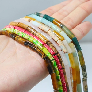 Gros plan de perles cylindriques colorées en forme de bambou pour bijoux artisanaux