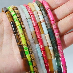 Gros plan de perles cylindriques en pierre colorées pour la création de bijoux DIY
