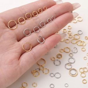 Nahaufnahme von gold- und silberfarbenen Edelstahl-Biegeringen in verschiedenen Größen für DIY